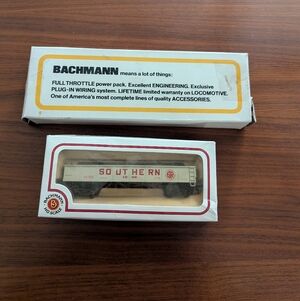 Bachmann HO Scale 43-1002-04 42' Gondola Southern Silver With Train Tracks